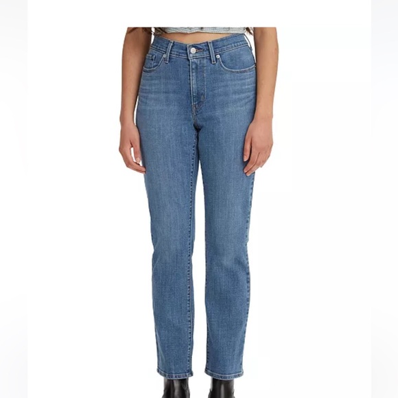 Levi’s Women's Classic Mid Rise Straight-Leg Jean - Picture 6 of 14